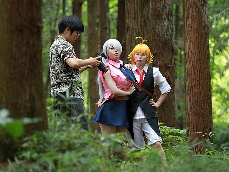 森の中でコスプレ撮影をする様子