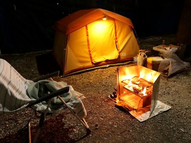 夜のテントと焚き火台
